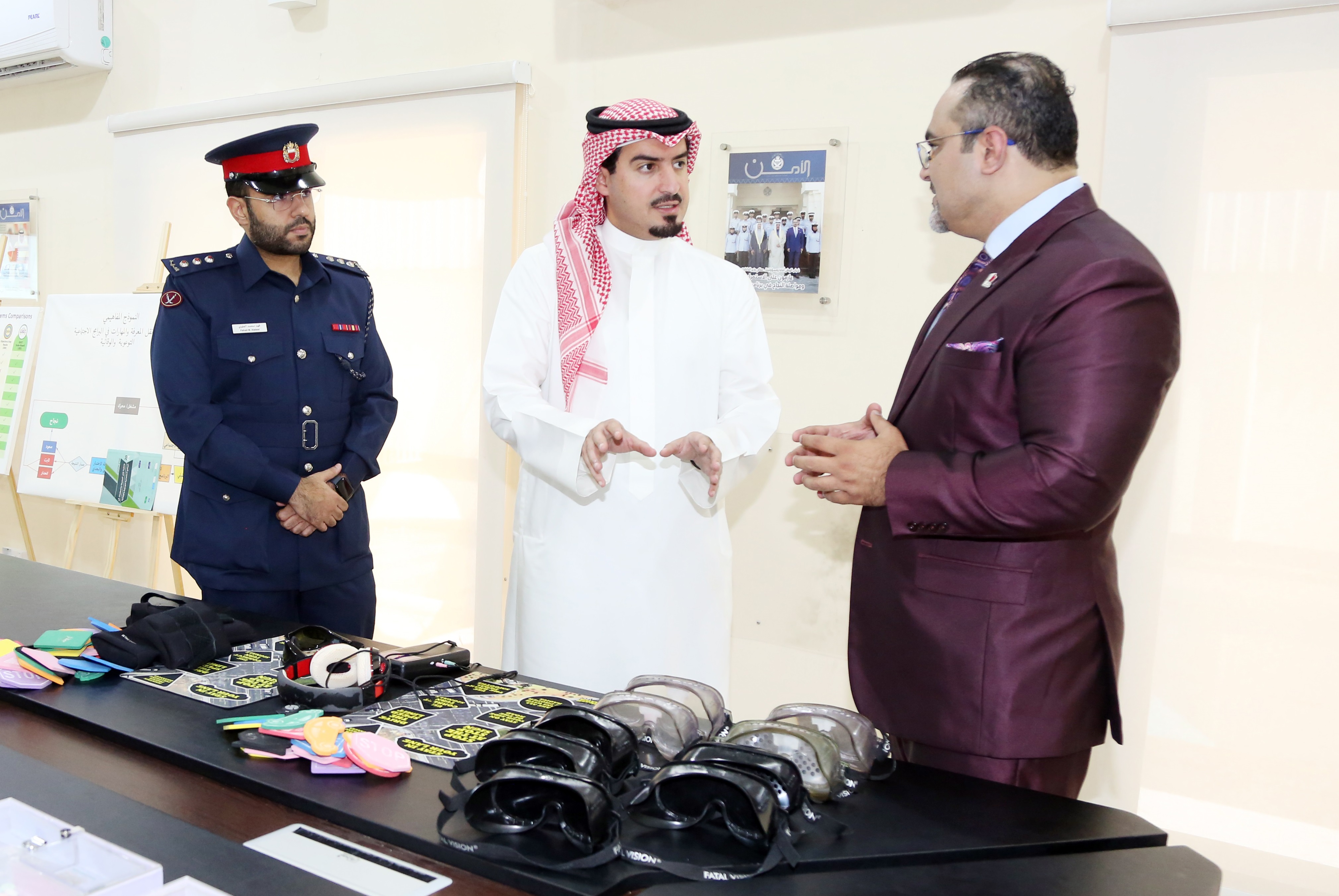 اطلع على أبرز المبادرات والبرامج .. محافظ العاصمة يزور مركز معاً ويشيد بدوره التوعوي<